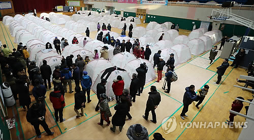 11일 경북 포항에서 규모 4.6 지진이 나자 진앙과 가까운 흥해체육관에 있던 이재민들이 공포에 휩싸여 술렁이고 있다.
